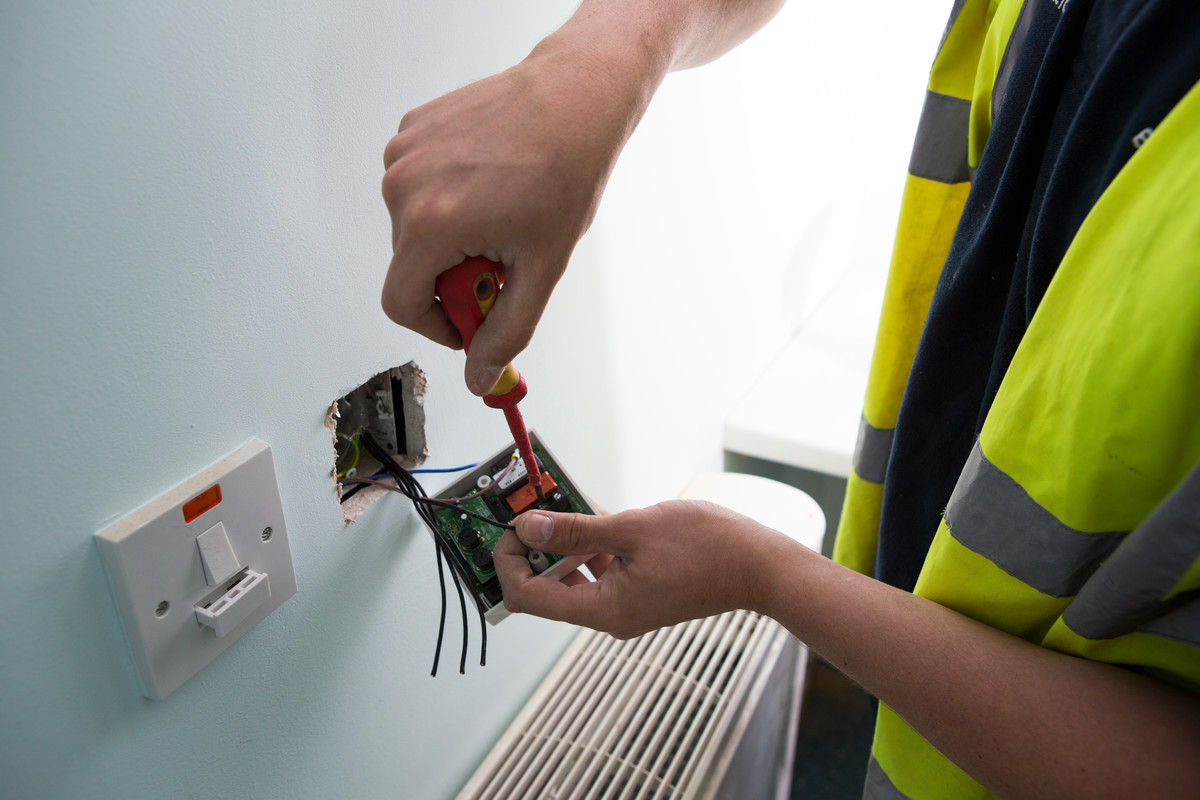 electrician using screwdriver 1